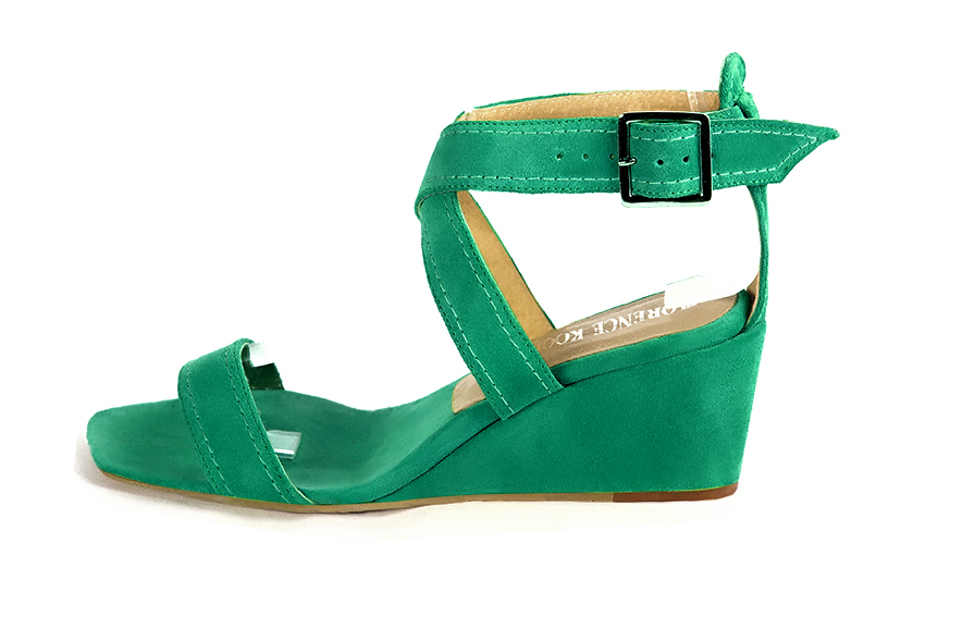 Women's emerald green elegant fully open cross straps sandals. Square toe. Medium wedge heels - Profile view